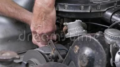 修理旧汽车发动机。 技术人员把发动机调到闲置状态